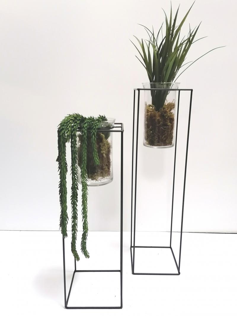 Set Metallständer mit Glasvase und Pflanzen